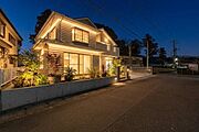 「威風堂々とした素敵な佇まい」どの角度から眺めても、所有感が満たされる理想的で素敵な住まい。※画像の夜景風景、植栽、間接照明はAIによるイメージ画像です。