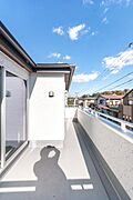 「清々しいバルコニー」広々としたバルコニーは陽当たりはもちろん、解放感や眺望も楽しめます。碧空を満喫し心が透きとおる。癒される心地よい空間。