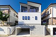 誇りを感じる美しい外観で、毎日を心地よくスタート。愛車を守る地下車庫付き。解放的で陽当たりが良く心満たされる理想の家がここに。