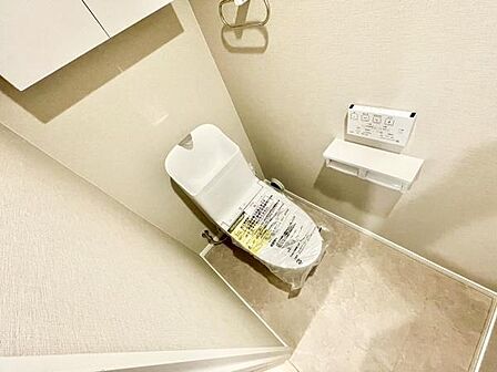 ■■Toilet■■清潔な空間を保ちたいトイレはオフホワイトでまとめました。毎日使う場所だからこそお手入れも楽々にできる機能が搭載されております。汚れが付着しにくい便器はお掃除も楽々です。