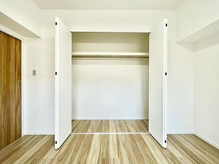 ■■closet■■クローゼットはスーツ類から丈の長いコート類まで何でも収納できる便利なスペースです。衣装ケースと併用することでセーター類なども収納でき自分だけのスペースにカスタマイズできます。