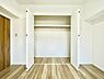 収納：■■closet■■クローゼットはスーツ類から丈の長いコート類まで何でも収納できる便利なスペースです。衣装ケースと併用することでセーター類なども収納でき自分だけのスペースにカスタマイズできます。