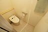 トイレ：後方に棚もあり、インテリアやトイレットペーパーを置いたり、様々な用途にお使いいただけます！