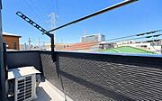 《バルコニー》　■さわやかな風が通り暖かい光がふりそそぐバルコニー