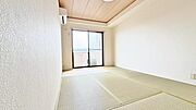 《和室》■やわらかな光が差し込む和室はお客様をお迎えするにもお子様を遊ばせるにも重宝する空間です。