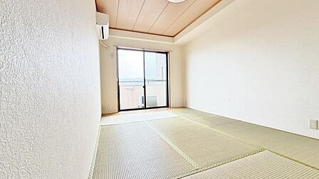《和室》■やわらかな光が差し込む和室はお客様をお迎えするにもお子様を遊ばせるにも重宝する空間です。