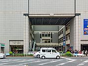 日吉駅(東急 東横線)まで1665m、東急東横線・目黒線と横浜市営地下鉄グリーンラインが乗り入れている。渋谷や新宿、横浜駅の両方面に出やすい人気エリア