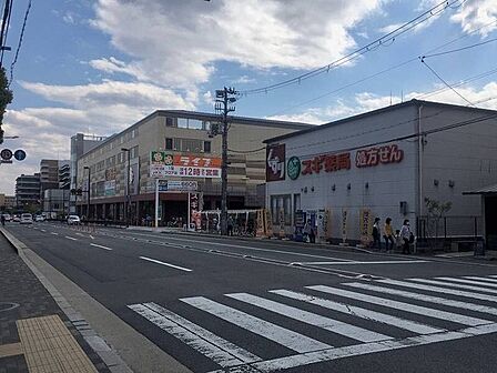 ライフ二条駅前店まで303m