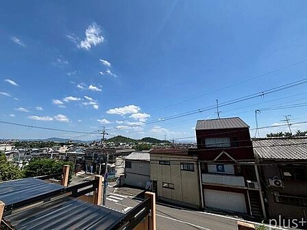 高台ならではの開放感あふれる眺望。視線が遠くまで抜け、広い空と街並みを見渡せる景色が日常に広がります。