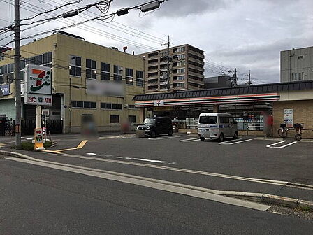 セブンイレブン西院月双町店まで452m
