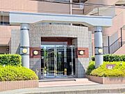 道路とエントランスの間に歩道があり、小さなお子様がいらっしゃるご家庭も安心してお住まいになっていただけます。