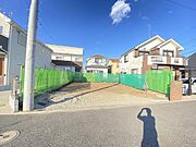 周辺は高い建物が建っていないので、採光や開放性に恵まれ、空が広く緑の多い閑静な環境です。