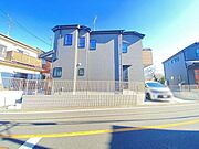 青空が広がり、陽光が差し込む開放感に包まれた住環境です。