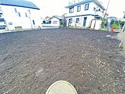 近隣は落ち着いた静かな環境。のんびりと生活していただけます。