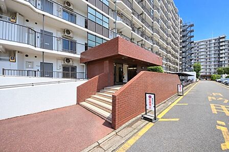 スロープ付きエントランス