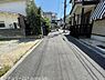 その他：前面道路です。周辺は住宅が多く、お子様はお引越し後に、すぐにお友達ができそうですね。防犯面でも安心してお住まいいただけます