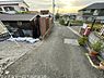 その他：前面道路です。周辺は住宅が多く、お子様はお引越し後に、すぐにお友達ができそうですね。防犯面でも安心してお住まいいただけます