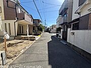 前面道路です。周辺は住宅が多く、お子様はお引越し後に、すぐにお友達ができそうですね。防犯面でも安心してお住まいいただけます