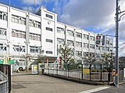 高槻市立芝生小学校まで497m