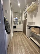 洗濯機を置いてもこの広さ。ゆとりのある洗面空間が、日々の家事を快適にサポートします