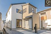 【1号棟外観】白とグレーの洗練されたデザインが魅力のスタイリッシュな住まい。シンプルながらも存在感のある外観が自慢です。