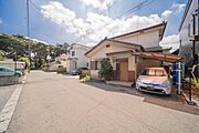北東を見たところです。先には公園があります。