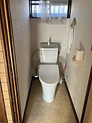1階のトイレです。窓があり換気もできて便利です。