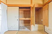 キッチン隣の6帖の和室の収納です。たっぷりな収納で、お部屋がスッキリ片付きます。