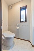 1階の清潔感のあるトイレです。窓があり明るく換気もできて便利です