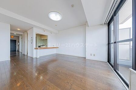 約10帖のLDKは家族の笑顔が集まる住まいの中心です。開放的な空間と温かな陽光がゆとりある快適な暮らしを実現します。