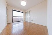 洋室（1）約6帖です。バルコニー経由で和室とリビングにつながります