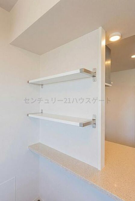 リビングの小物置きです。お写真やお花などを飾っていただくのもオススメです。