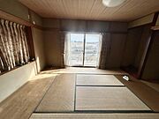1階東側にある8帖和室。8帖の畳敷きに加えて、床の間・仏間・押入、対面には重たい家具を置ける板の間があり、より広い空間が確保されています。