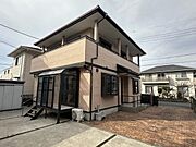 陽当りが良く、閑静な住宅街に建つお宅です。スロープがあり小さなお子様やご高齢のご家族も安心ですお庭や駐車場もしっかり確保してあります。