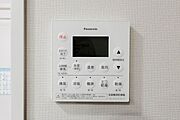 浴室を暖房・乾燥・換気と多目的に活用できる、Panasonic製浴室暖房乾燥機。入浴前に浴室を暖めてヒートショックを防ぎ、雨の日には洗濯物の乾燥にも使える、毎日の暮らしを快適にサポートする設備です。