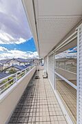 お日様を沢山浴びる事ができるバルコニーです。2Ｆ洋室へ繋がっており洗濯物等の出し入れもスムーズに