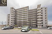 人気の今泉エリアの10階建てのマンション。