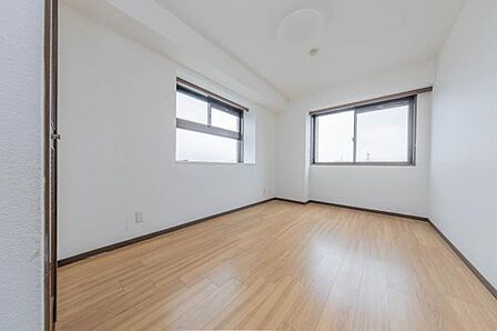 WICも備わっており、衣類などをすっきりと収納できます。2つの窓から光と風を取り込む、明るく開放的な洋室です。