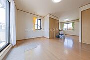 2階の洋室です。広さがあり主寝室におすすめですバルコニーに出入りできるお部屋です