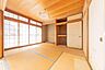 和室：リビングから続く和室はお子様の遊び部屋として、来客用として、多目的に使用できます