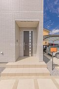 ダークブラウンのドアの高級感のある素敵な玄関です。毎日帰るのが楽しみになりますね♪