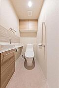 手洗い付きでトイレが完結。上に棚が付いているので、トイレットペーパーなども収納できて便利です