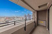 高層階ならではの抜けるような青空とパノラマ眺望を独り占め。遮るもののない景色が、日々の暮らしに贅沢な開放感とリフレッシュをもたらします。物干し完備で実用性も。