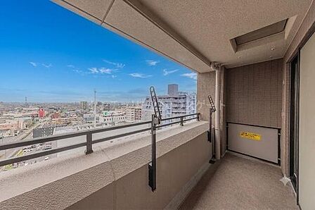 高層階ならではの抜けるような青空とパノラマ眺望を独り占め。遮るもののない景色が、日々の暮らしに贅沢な開放感とリフレッシュをもたらします。物干し完備で実用性も。