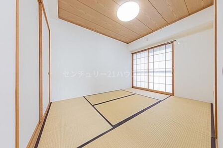 西向きの約5.8帖の落ち着いた雰囲気が魅力の和室スペース。畳の心地よい空間は、客間やお子さまの遊び場、休憩スペースにも重宝します。