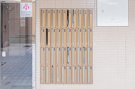 エントランスに設置されたダイヤル式の集合ポスト。毎日の郵便物の取り出しがスムーズで、管理体制の良さも窺えます。