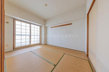 陽光がやわらかく差し込む伝統的な6帖の和室。畳の香りに包まれて、ご家族でリラックスしたひとときをお過ごしいただけます