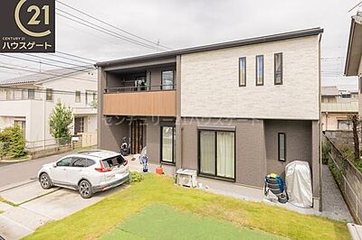 外観:洗練されたモダンなデザイン。広々とした芝生のお庭とゆとり駐車スペースも完備 外観:洗練されたモダンなデザイン。広々とした芝生のお庭とゆとり駐車スペースも完備