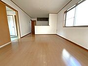 落ち着いた色味のリビングは心地よく過ごせそう。