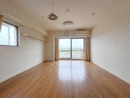家族が集まるリビングはこだわりたいですね!レイアウトを考えながらご見学いただくと住んでからのイメージがしやすくなりそうです!※家具・小物類の加工済